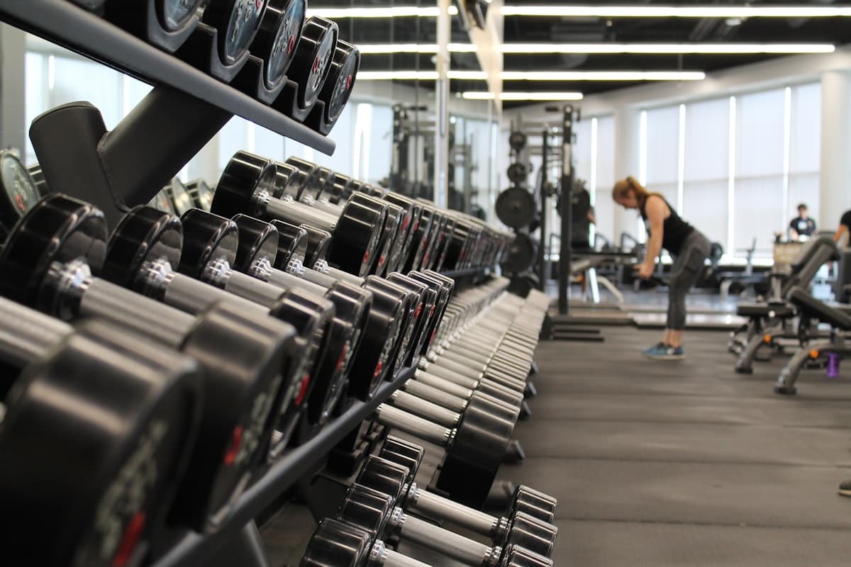 Treino de musculação com halteres